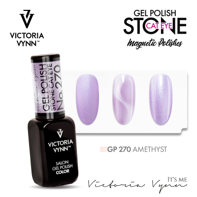 Esmalte gel Victoria Vynn GP 270 Amethyst com três exemplos de aplicação lilás iridescente.