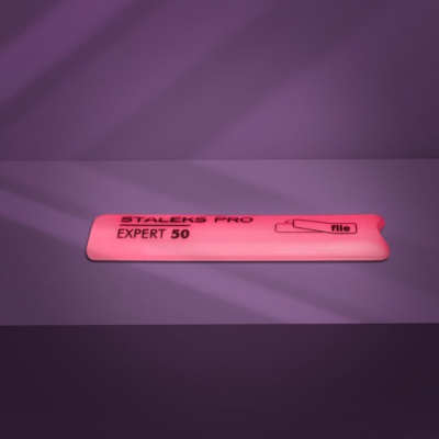 Lima para unhas rosa Staleks Pro Expert 50 sobre fundo roxo