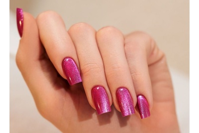 Mão com unhas quadradas pintadas de verniz rosa cintilante