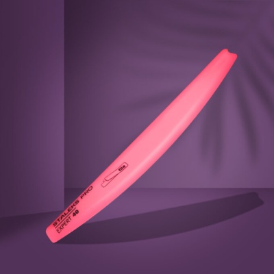 Marcador fluorescente cor-de-rosa sobre fundo roxo com sombra de folhas