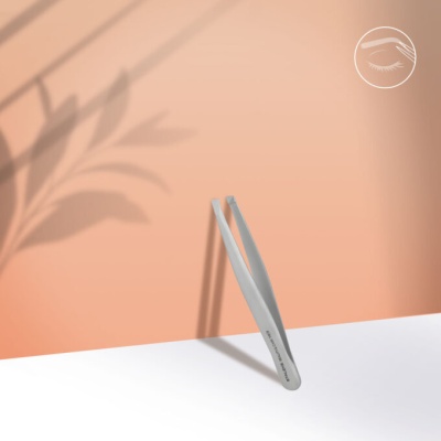 Pinça de precisão prateada com sombra em fundo salmão