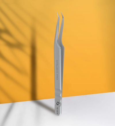Pinça de precisão metálica cinzenta com ponta curva em fundo branco e amarelo
