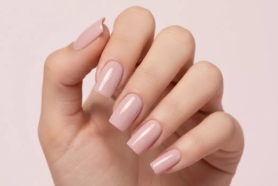 Unhas compridas quadradas pintadas de rosa claro