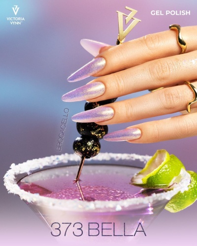 Unhas com verniz gel cintilante rosa com pedras pretas decorativas, copo de cocktail com borda salgada e lima numa mesa com fundo rosa e azul