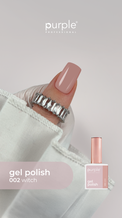 Unha com verniz rosa nude e anel prateado com cristais