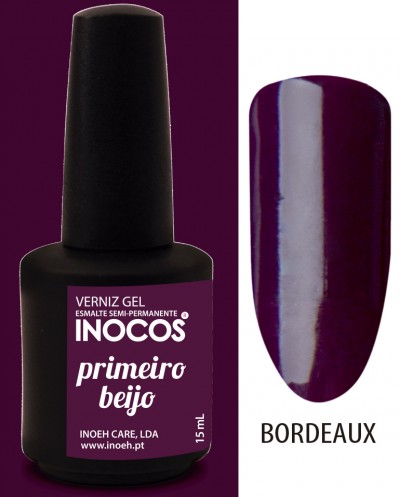 Frasco de verniz gel INOCOS 'primeiro beijo' cor bordeaux com amostra da cor