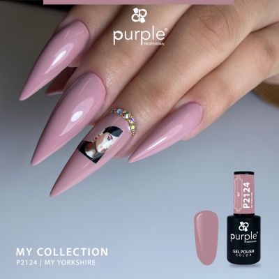 Unhas longas pintadas de rosa nude com decoração e pequeno frasco de verniz gel.