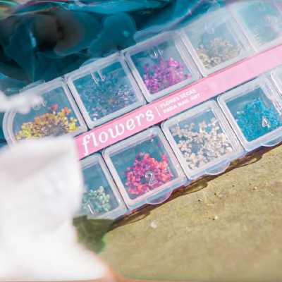 Estojo com flores secas para nail art em vários compartimentos transparentes