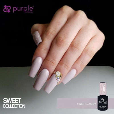 Unhas compridas com verniz gel rosa nude e decoração e frasco de verniz Purple Professional