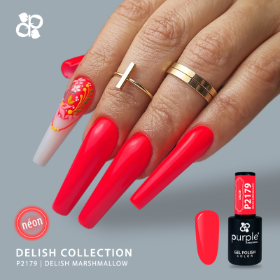 Mão com unhas vermelhas néon longas e anéis dourados