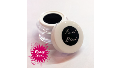 Frasco de tinta preta com tampa branca e etiqueta, sobre fundo branco com logótipo rosa