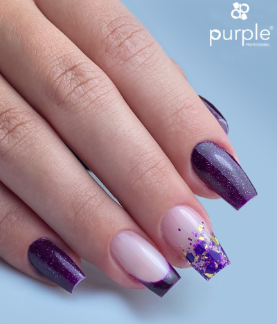 Manicure decorativa com unhas roxas glitteradas e nude com glitter dourado