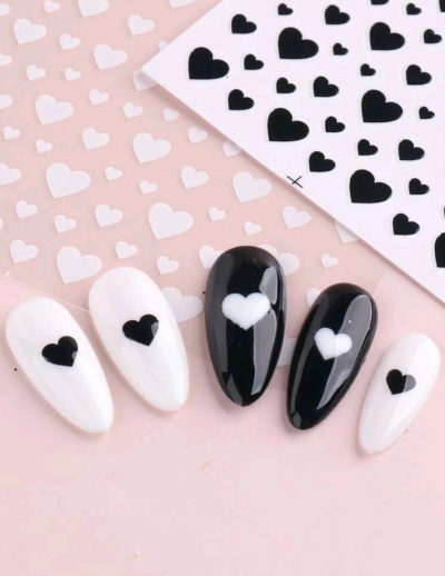 Unhas postiças preto e branco com corações e autocolantes de corações