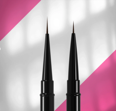 Duas canetas de eyeliner pretas com pontas finas sobre fundo branco e rosa.