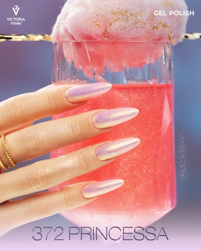 Mão com unhas verniz gel perolado rosado segurando copo com líquido rosa e algodão doce