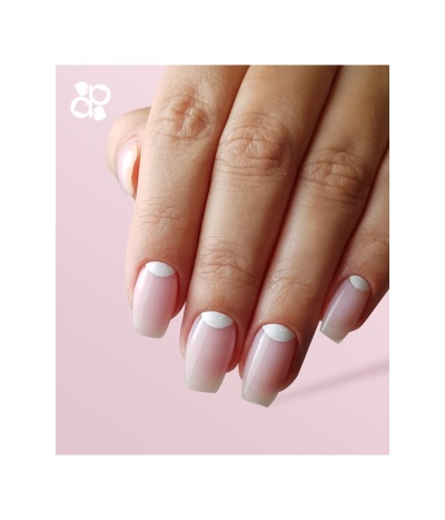 Unhas quadradas rosa claro com detalhes brancos em meia-lua na base das unhas