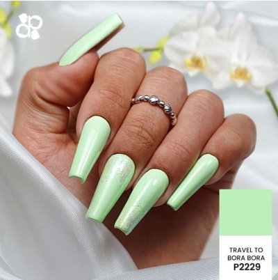 Unhas compridas verdes claras com detalhes iridescentes e anel prateado