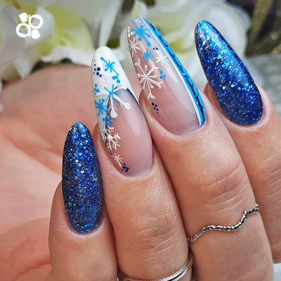 Unhas artísticas com esmalte azul glitter e padrões de flocos de neve azuis e brancos