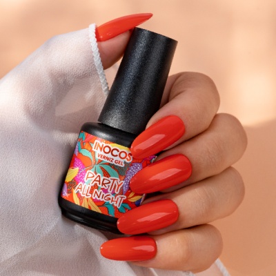 Frasco de verniz gel INOCOS PARTY ALL NIGHT com unhas vermelhas longas