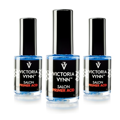 Três frascos de verniz azul VICTORIA VYNN™ SALON PRIMER ACID com tampa preta.