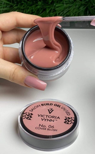 Gel para unhas Victoria Vynn Cover Blush No. 06 aberto e em uso com espátula
