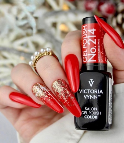Unhas vermelhas decoradas segurando verniz gel Victoria Vynn