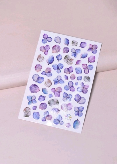 Folha com autocolantes de flores e folhas em tons roxos