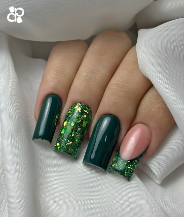 Unhas compridas decoradas em verde escuro, glitter verde dourado e cor-de-rosa suave com glitter