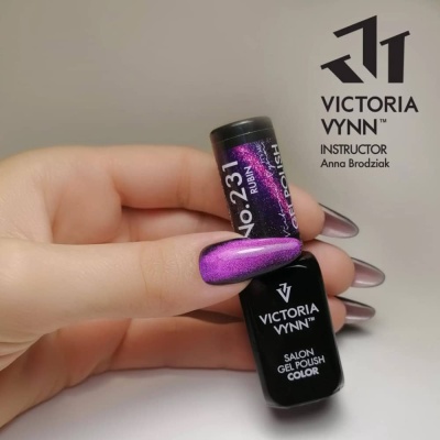 Frasco de verniz gel Victoria Vynn No.231 Ruby com unha pintada