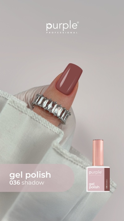 Esmalte de gel cor 036 shadow aplicado numa unha com anel prateado