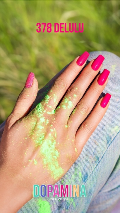 Mão com unhas rosa vibrante e pó verde fluorescente, texto 378 DELULU e DOPAMINA GEL POLISH.
