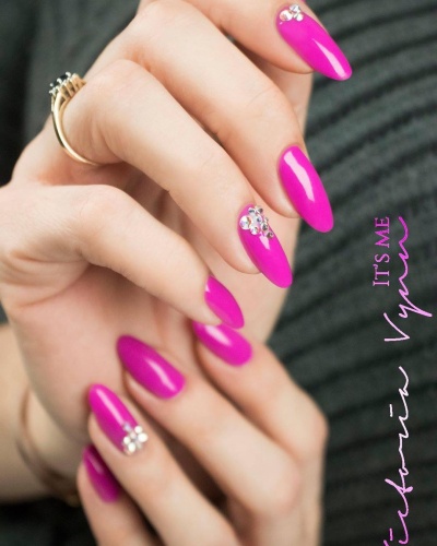 Unhas artificiais rosa com cristais e anel dourado