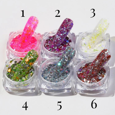 Seis frascos pequenos de verniz de unhas com glitter em várias cores
