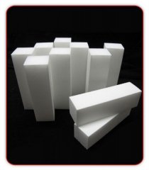 Cabeças de espuma branca empilhadas em fundo preto