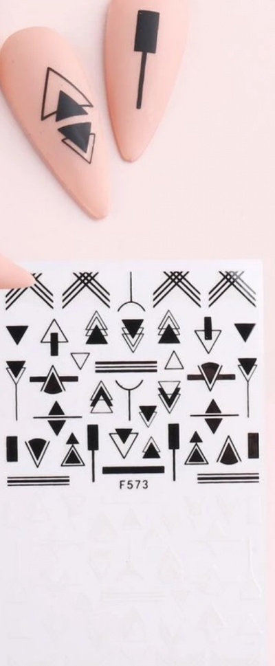 Adesivos de unhas com padrão geométrico preto em unhas postiças cor de pele e folha branca