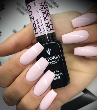 Unhas pintadas rosa claro segurando frasco de verniz gel polish preto Victoria Vynn