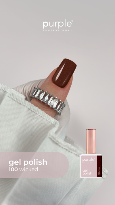 Es-mal-te em gel cor castan-ha com unha longa e an-el prateado.