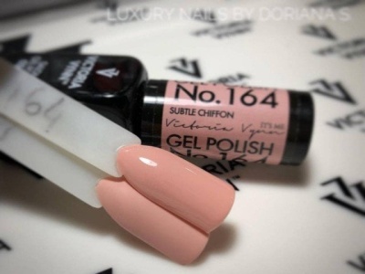 Frasco de esmalte em gel rosa nude com amostra aplicada em unhas artificiais