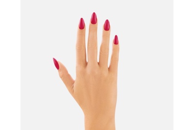 Mão com unhas pintadas de vermelho escuro brilhante sobre fundo branco
