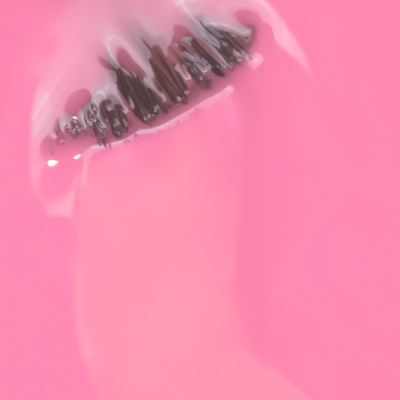 Lábios com batom rosa brilhante