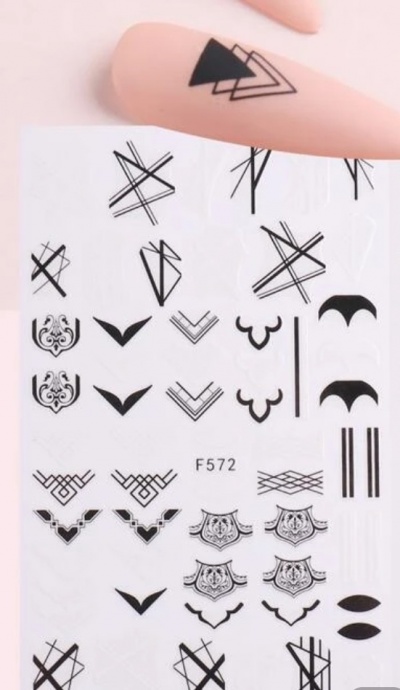 Cartela de autocolantes pretos para unhas com desenhos geométricos sobre fundo branco e unha nude com desenho preto