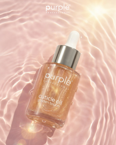 Frasco de óleo para cutículas dourado brilhante com conta-gotas sobre superfície rosada