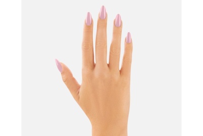 Mão com unhas pintadas de rosa claro