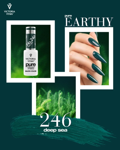 Frasco de verniz Victoria Vynn 246 Deep Sea com unhas pintadas em verde escuro e plantas verdes ao fundo