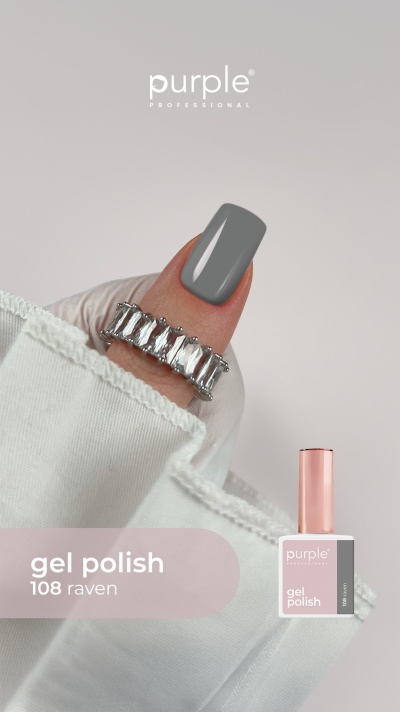 Unha com verniz gel cinzento escuro 108 raven e anel prateado com pedras