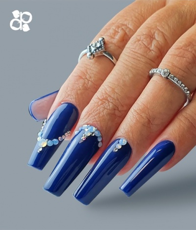Unha postiça azul escuro com cristais e argolas