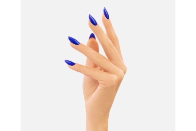 Mão feminina com unhas compridas pintadas de azul vibrante