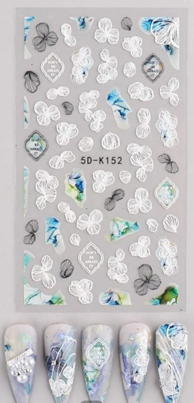 Adesivos para unhas com padrões florais brancos, cinzentos e azuis e texto 'DON'T BE AFRAID'