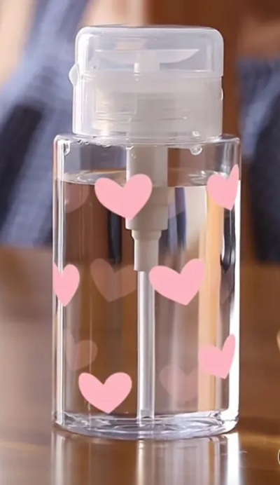 Frasco de plástico transparente com tampa de bomba branca e corações rosa