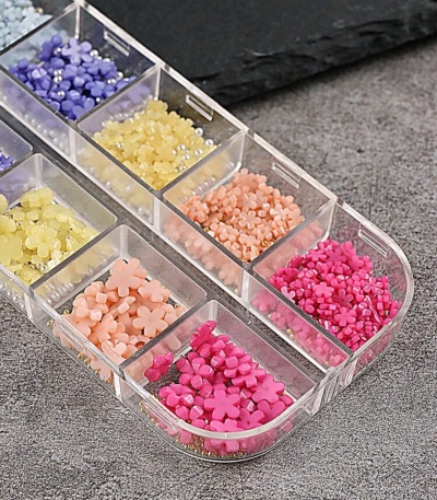 Conjunto de pedrinhas decorativas coloridas para unhas em caixa transparente